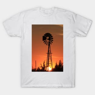 Blazing Kansas Sunset with  a farm Windmill silhouette T-Shirt